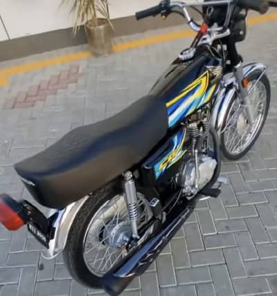 Honda 125 black colour