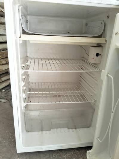 single door small fridge,