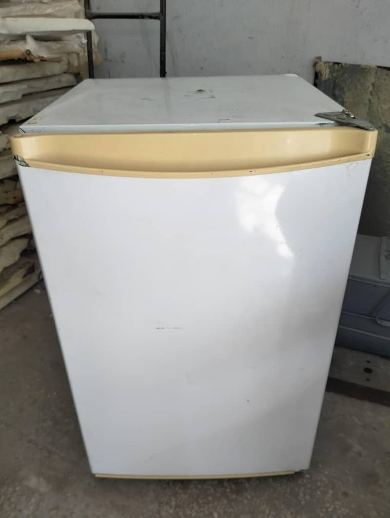 single door small fridge, 1