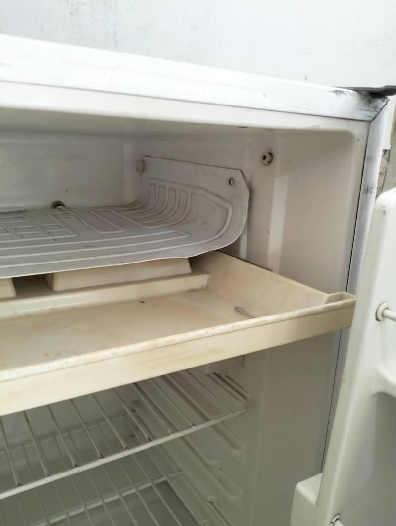 single door small fridge, 2