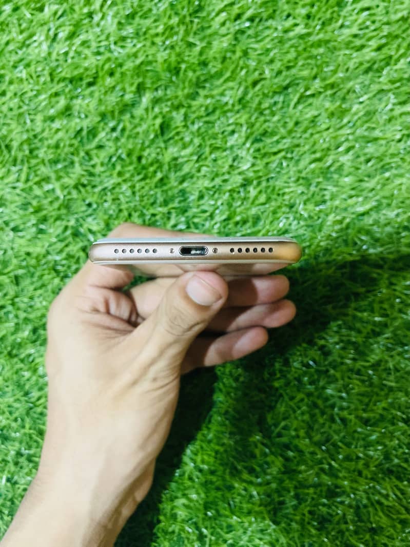 Apple iPhone 8 4