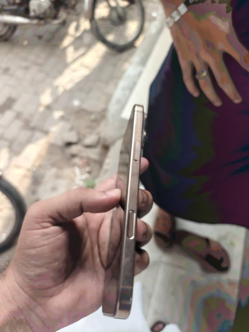 Apple iPhone 16 Pro Max 1
