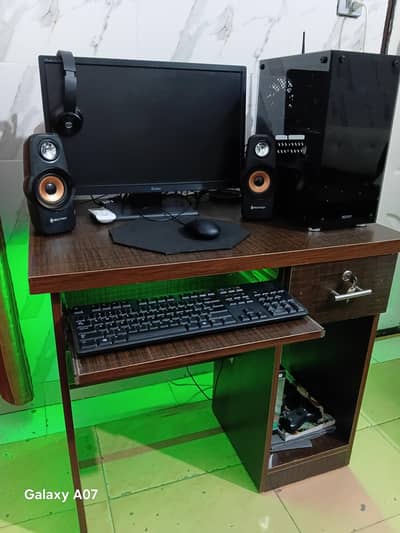 PC Table With RGB Lights For Sale In Excellent Condition