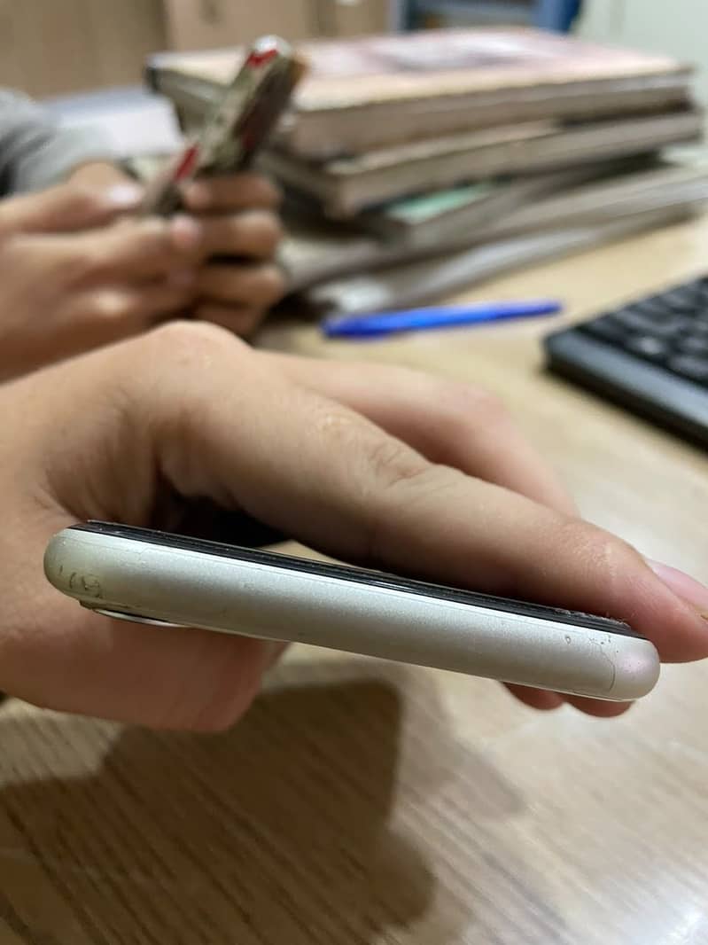 Apple iPhone 11 3