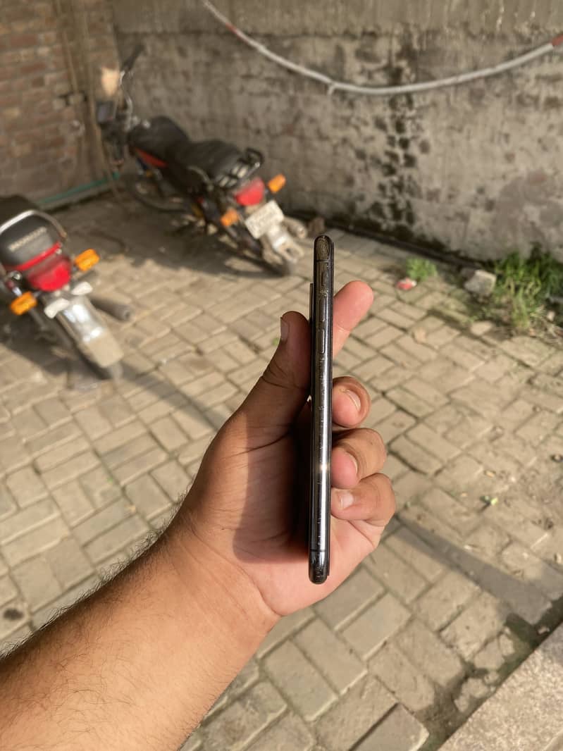 Apple iPhone X 4