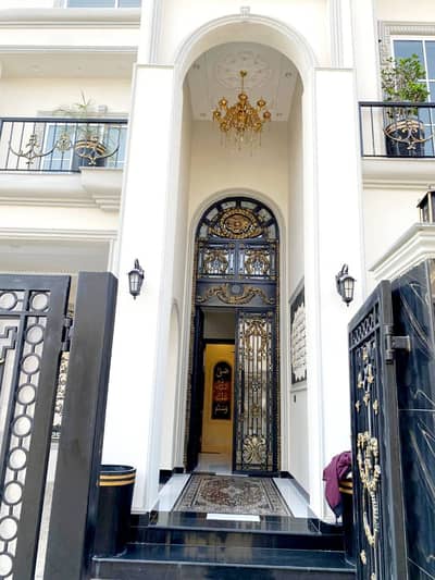 10 Marla Brand New Luxury House Available For Sale In Bahria Town Lahore.