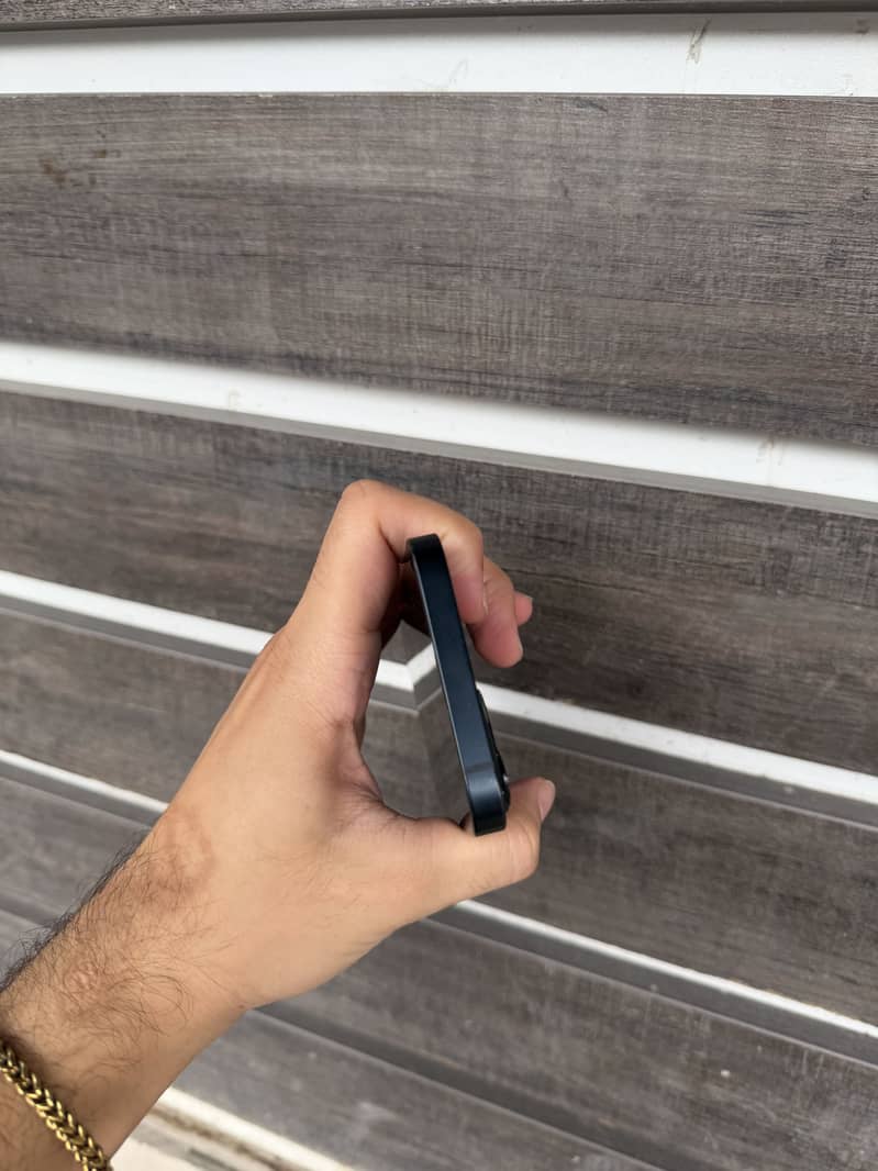 Apple iPhone 13 5