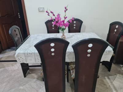 dining table in good condition