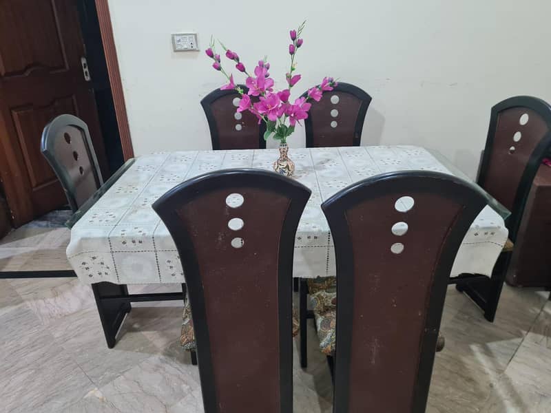 dining table in good condition 0