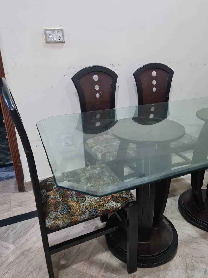 dining table in good condition 1