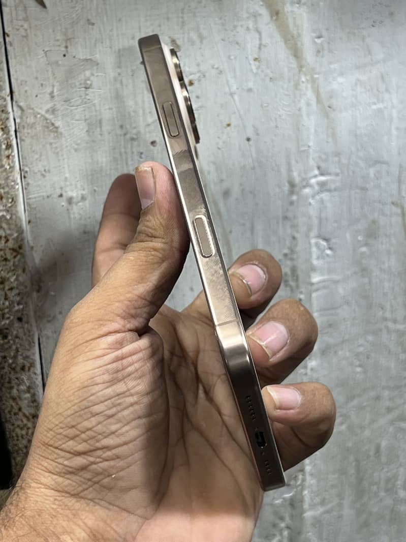 Iphone 16 Pro max 1