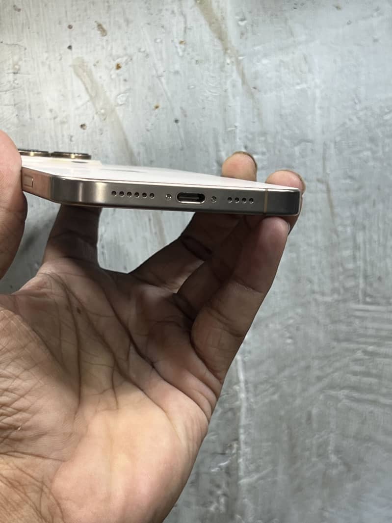 Iphone 16 Pro max 3