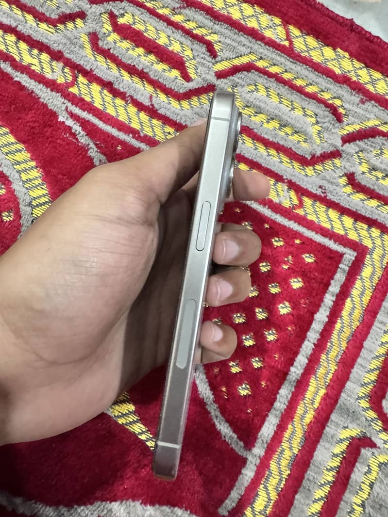 Apple iPhone 15 Pro 4