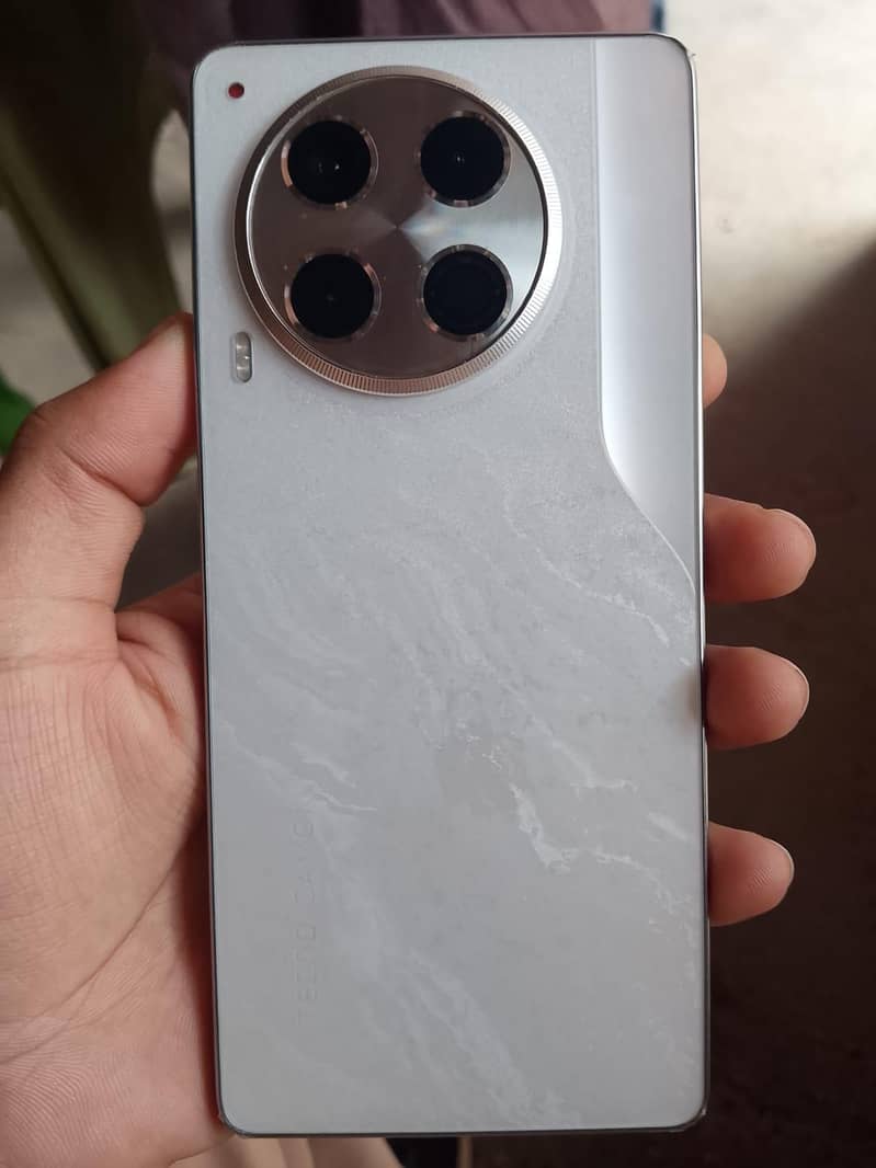Tecno CAMON 30 0