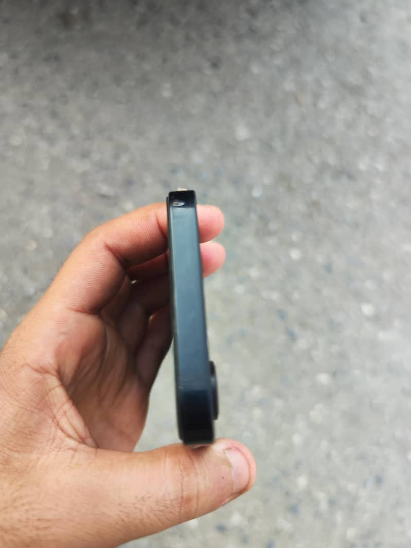 iphone 16e 3
