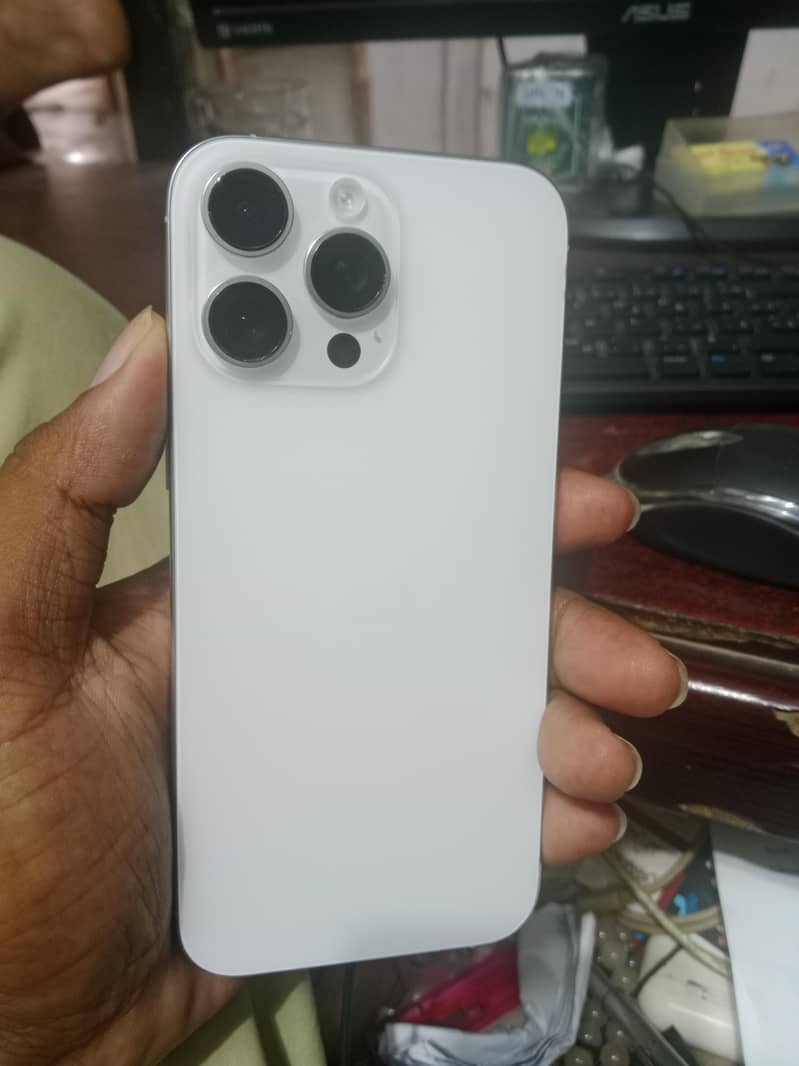 Apple iPhone 16 Pro Max 1