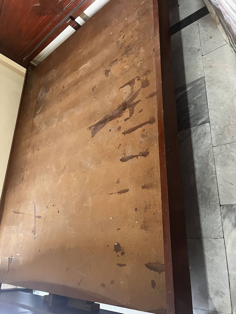 Queen size bed only 1