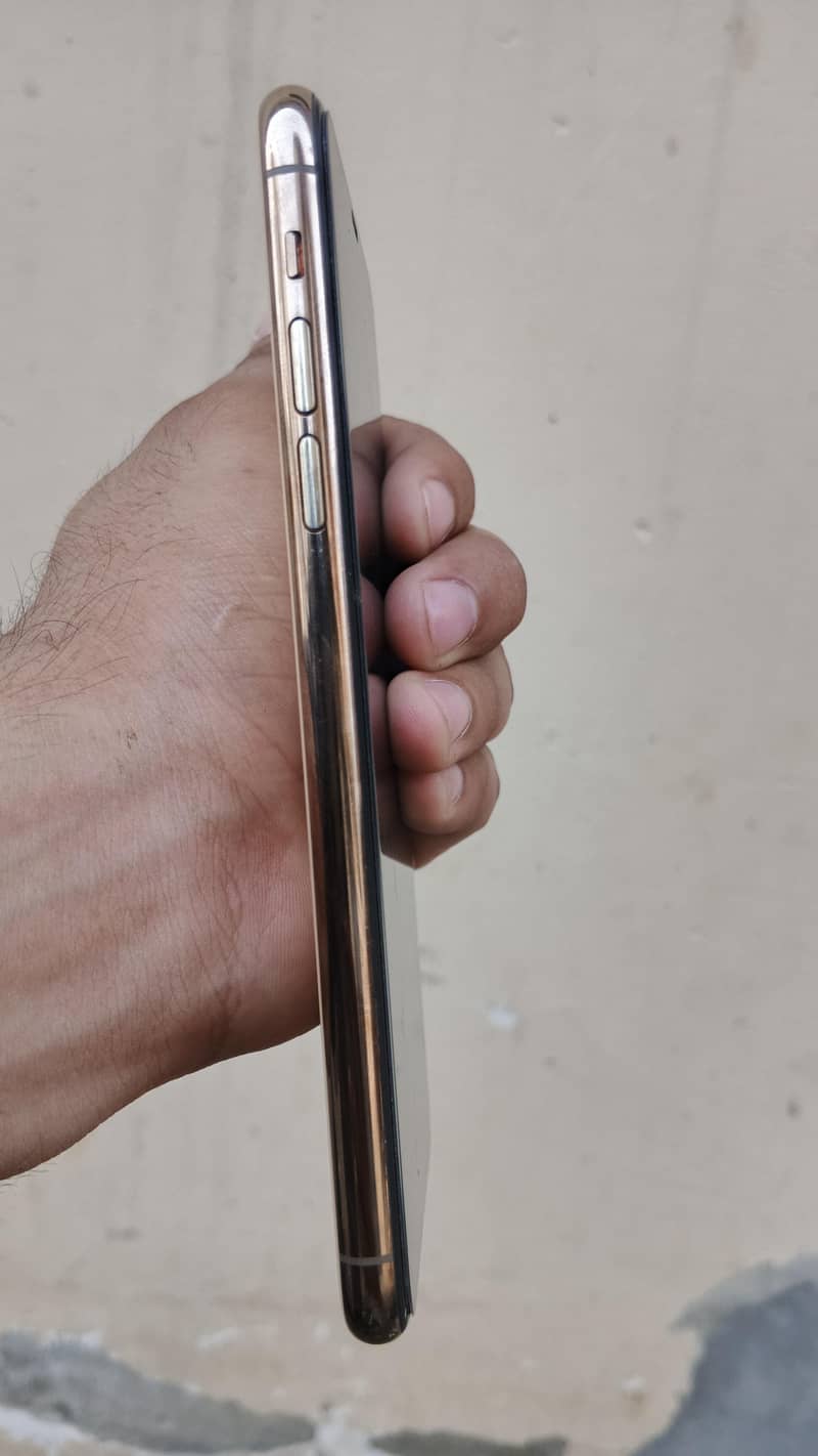 Apple iPhone 11 Pro Max 4