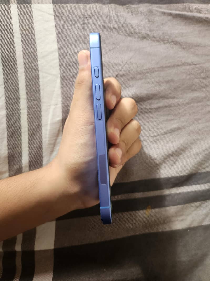 Apple iPhone 16 5