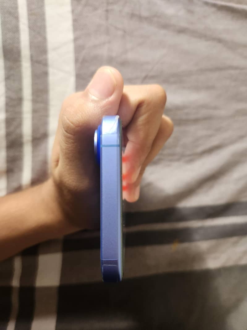 Apple iPhone 16 6
