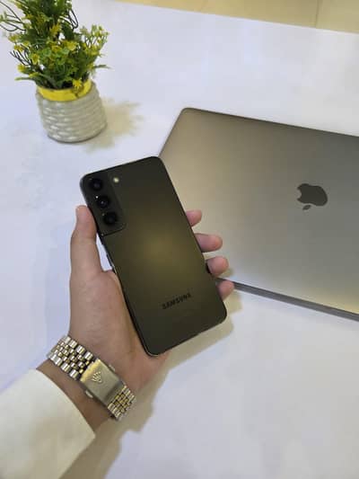 Samsung Mobile S22 doted