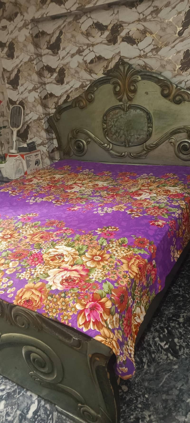 Queen size bed 0
