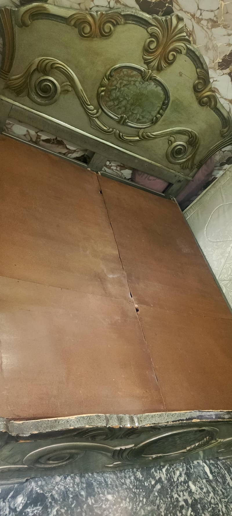 Queen size bed 1