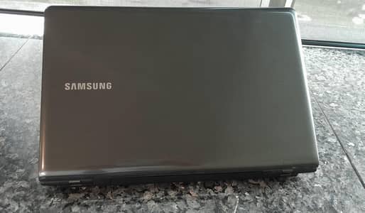 Samsung Core i5 Laptop – 4GB RAM – 466GB Storage