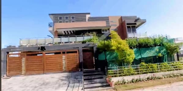 600 Square Yards House In Central D-12/1 For sale
