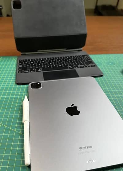 Apple iPad Pro M2 Pen keyboard