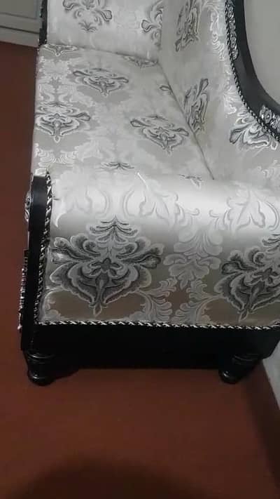 dewan, 2 cushion b he, talii ki lakrii ka he