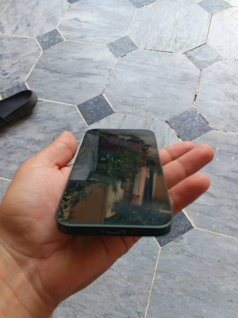 Apple iPhone 13 4