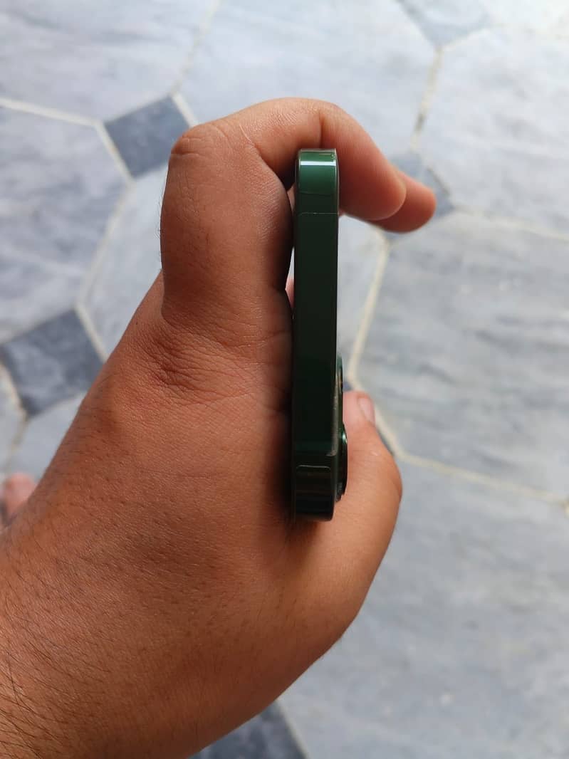 Apple iPhone 13 7