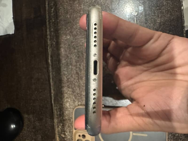 Apple iPhone 11 4