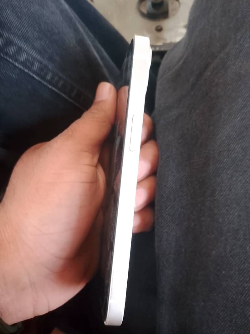 Apple iPhone 13 2