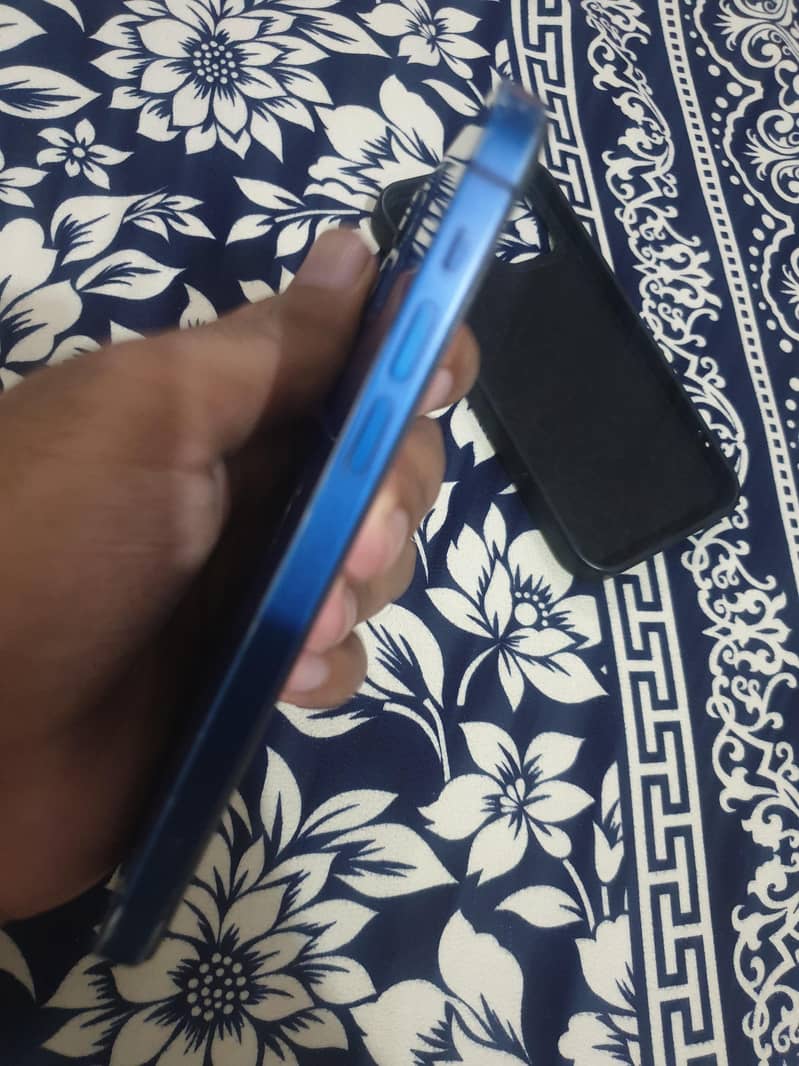 Apple iPhone 12 4