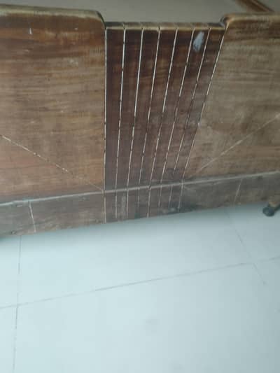 2 Single beds made of shisham in good quailty