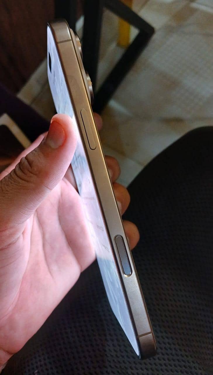 Apple iPhone 16 Pro Max 4