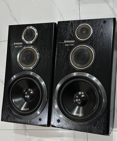 pioneer 8'inch speaker pair