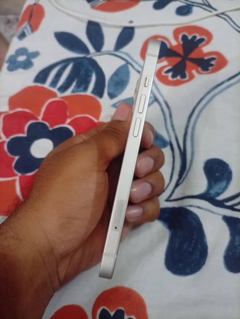 Apple iPhone 13 5