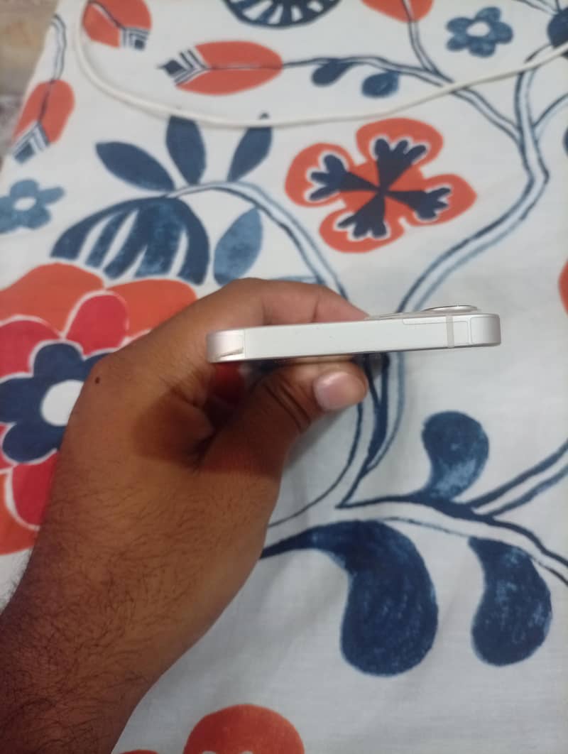 Apple iPhone 13 6