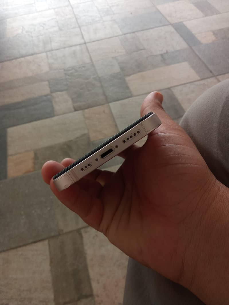 Apple iPhone 13 2