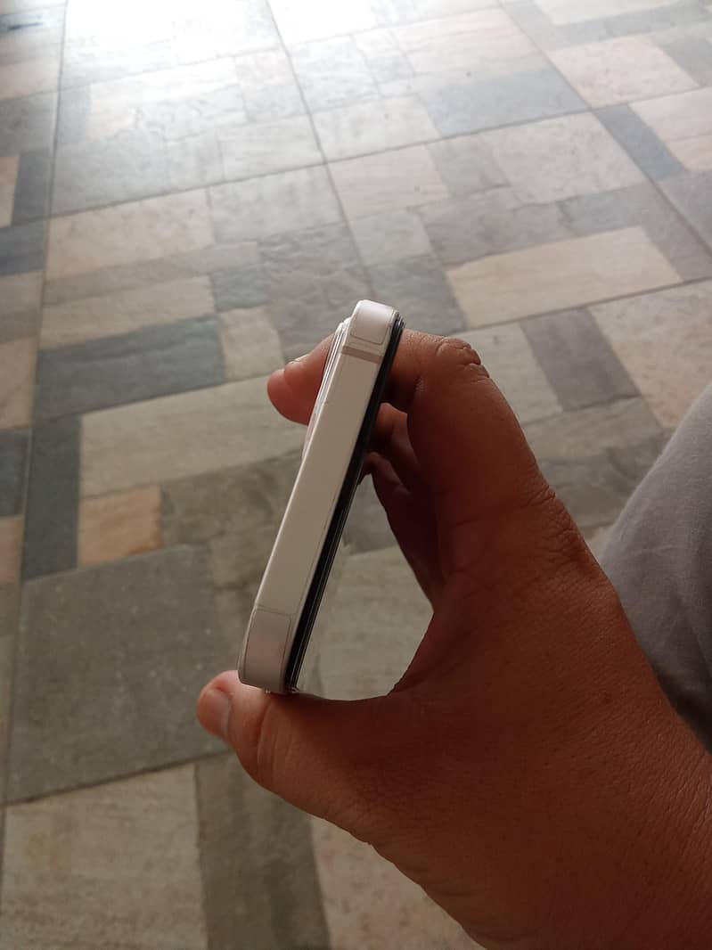 Apple iPhone 13 5