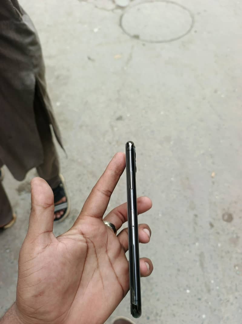 Apple iPhone 11 Pro Max 2