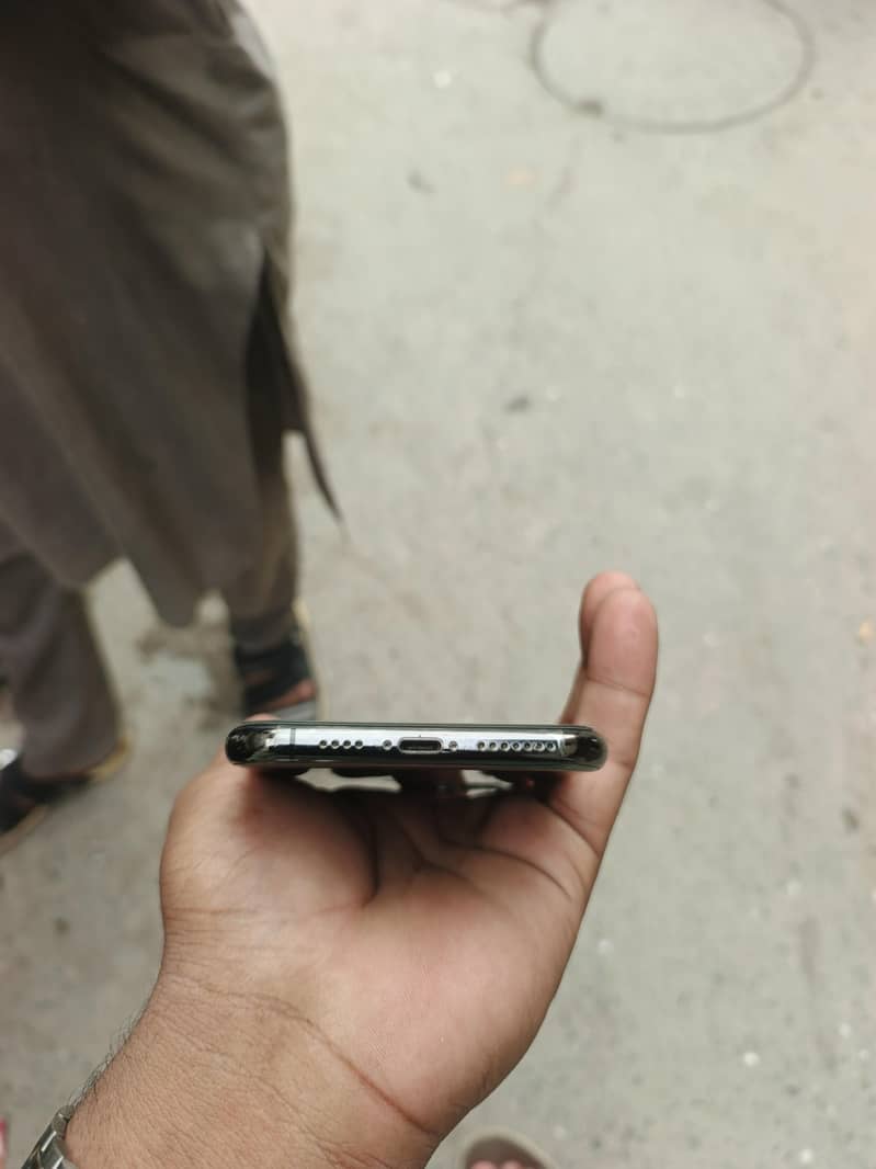 Apple iPhone 11 Pro Max 4