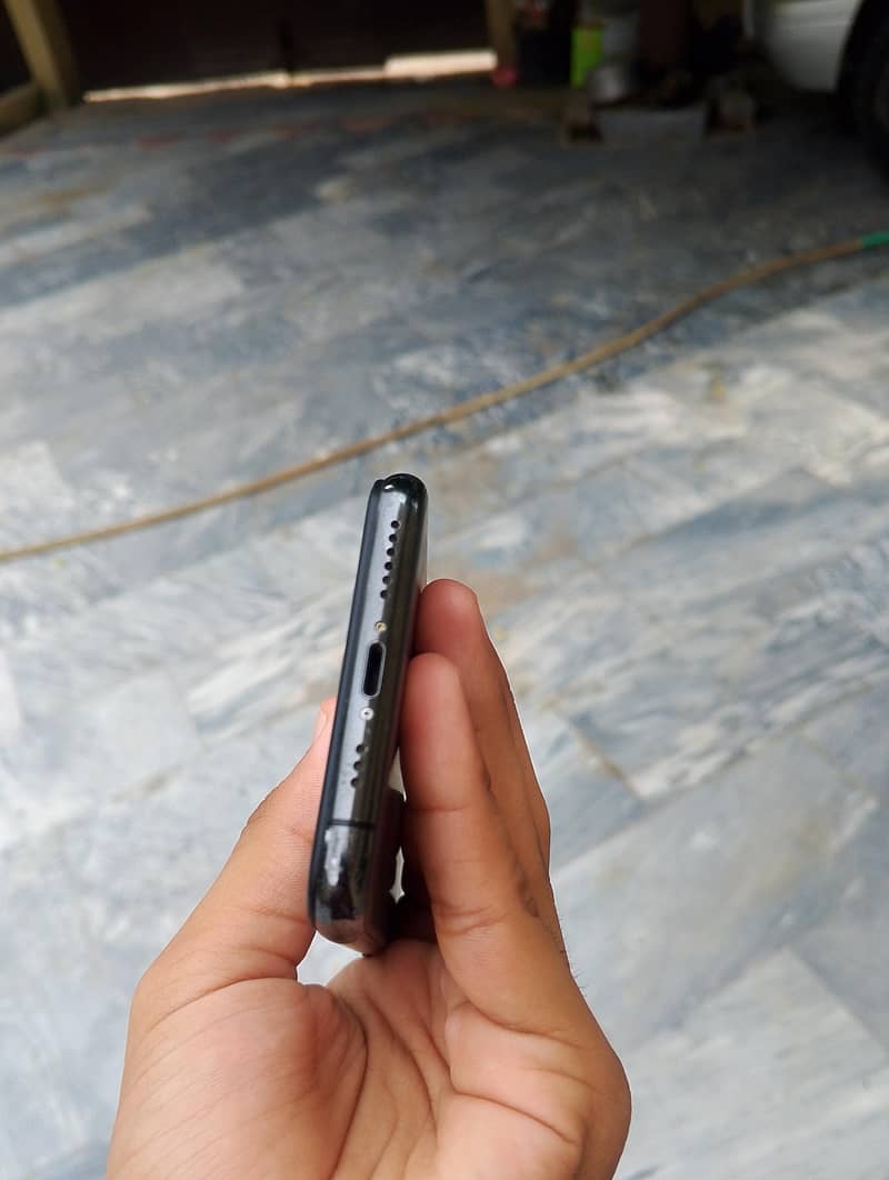 iaphone 11 pro 2