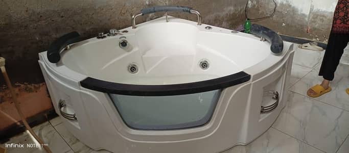 well condition bath tub