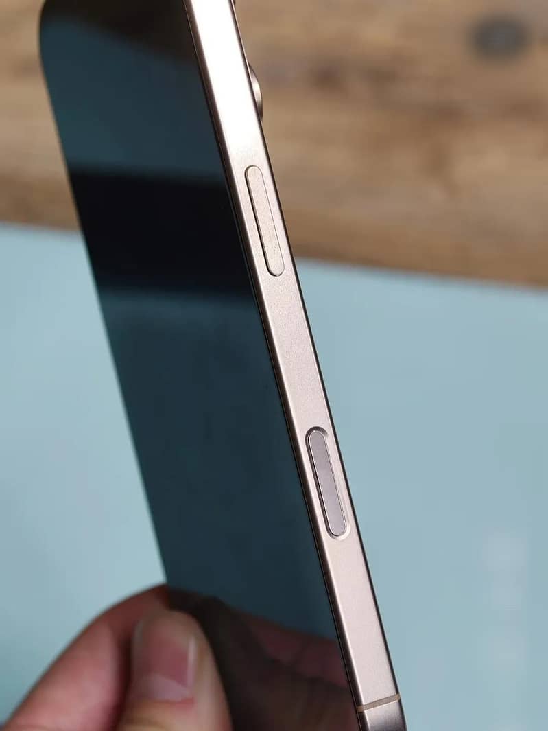 Apple iPhone 16 Pro 3