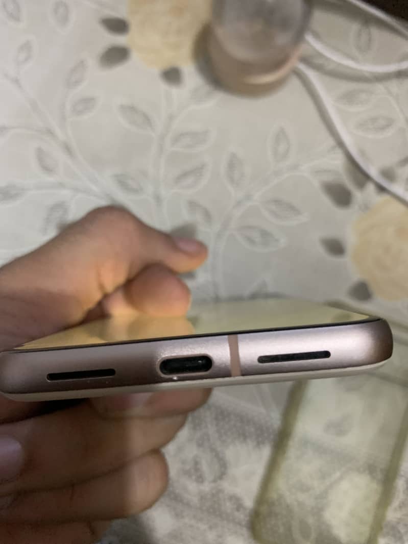 Google Pixel 8 panel break 1