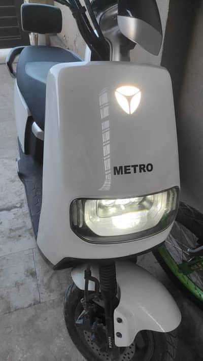 Metro / Yadea E8s Electric Scooter (1000W - White)